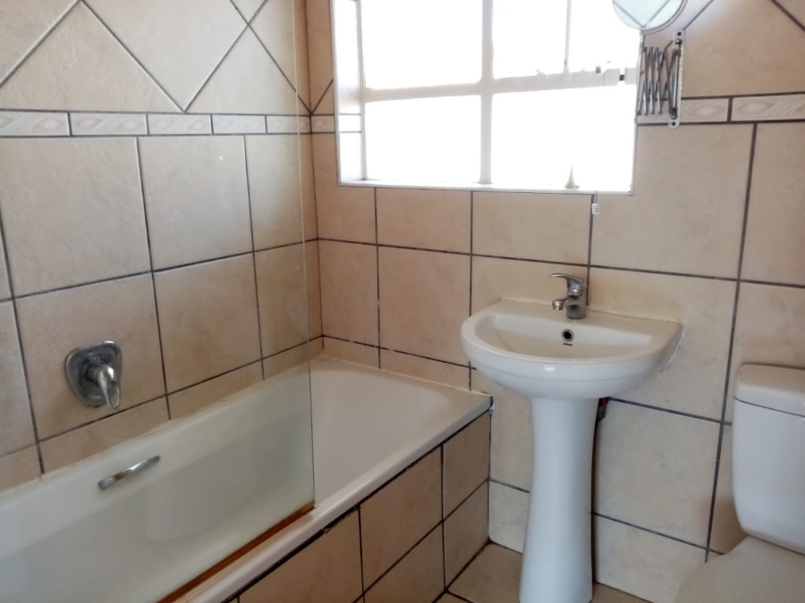 To Let 1 Bedroom Property for Rent in Blairgowrie Gauteng