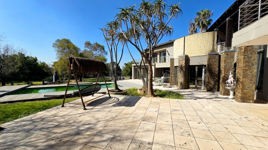 5 Bedroom Property for Sale in Mooikloof Gauteng