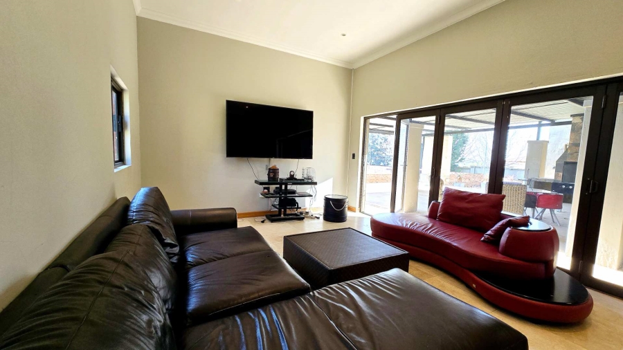 5 Bedroom Property for Sale in Mooikloof Gauteng