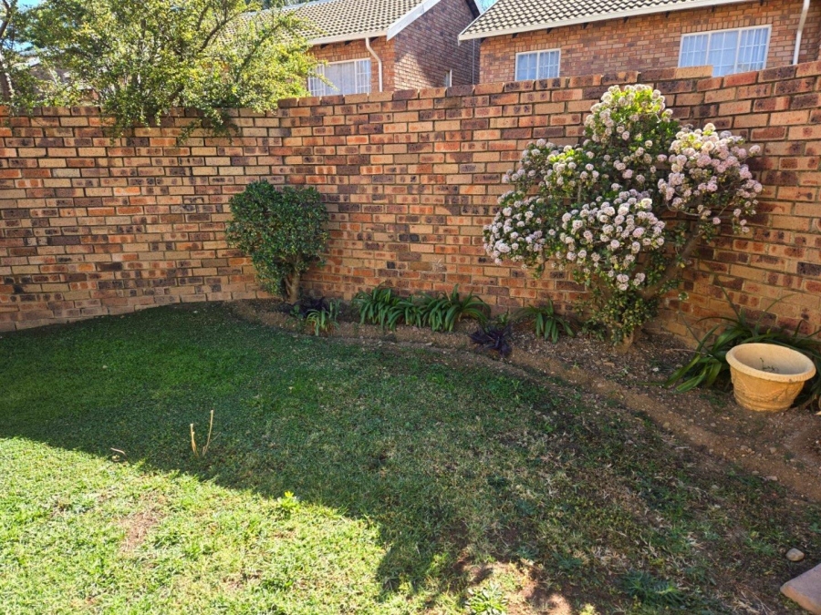 To Let 2 Bedroom Property for Rent in Faerie Glen Gauteng
