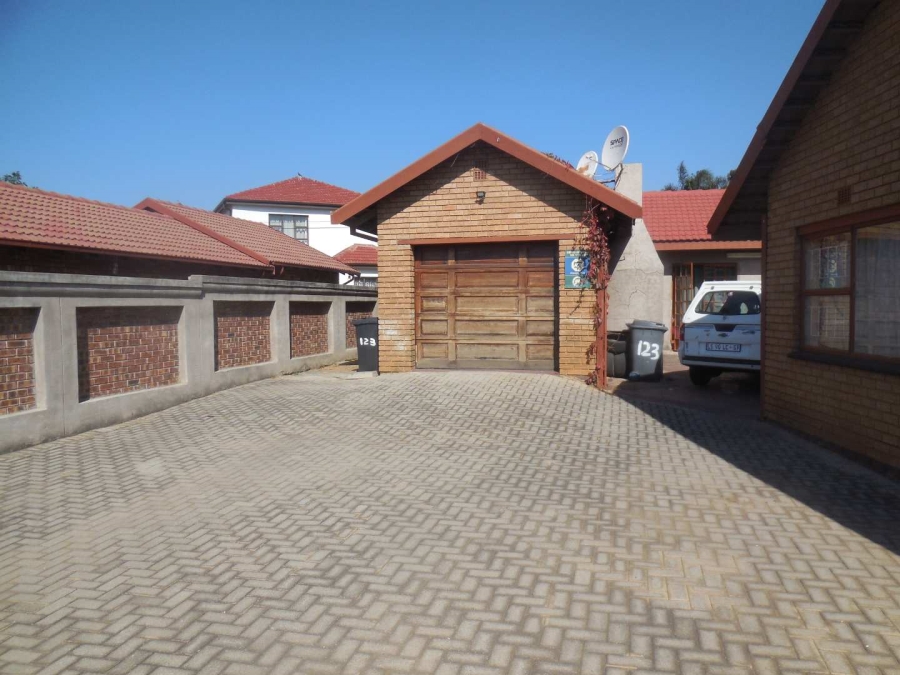 To Let 3 Bedroom Property for Rent in Lindo Park Gauteng