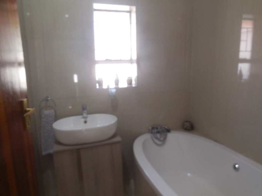 To Let 3 Bedroom Property for Rent in Lindo Park Gauteng