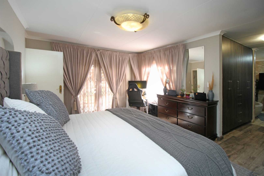 5 Bedroom Property for Sale in Greenhills Gauteng