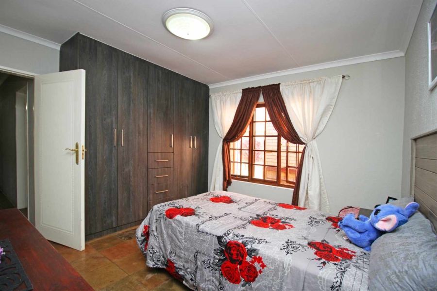 5 Bedroom Property for Sale in Greenhills Gauteng