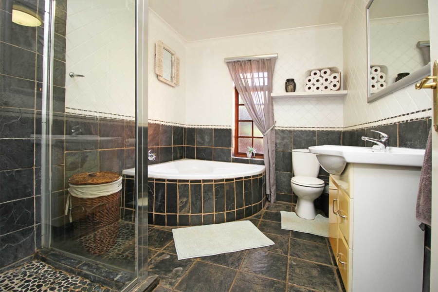 5 Bedroom Property for Sale in Greenhills Gauteng