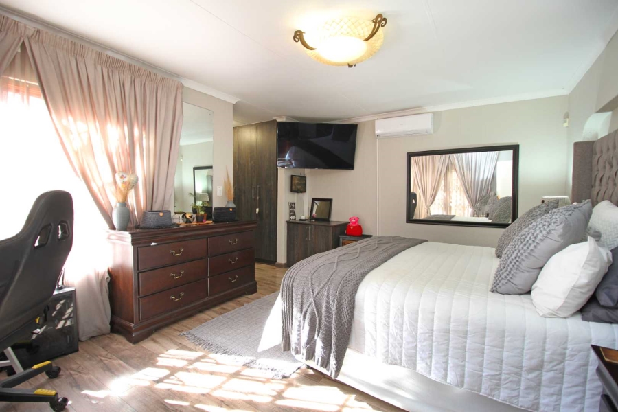 5 Bedroom Property for Sale in Greenhills Gauteng