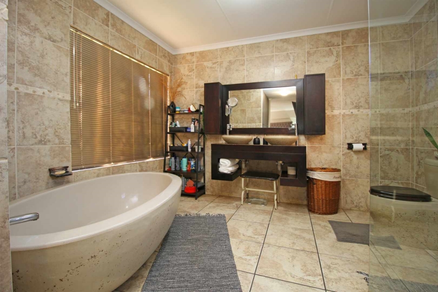 5 Bedroom Property for Sale in Greenhills Gauteng