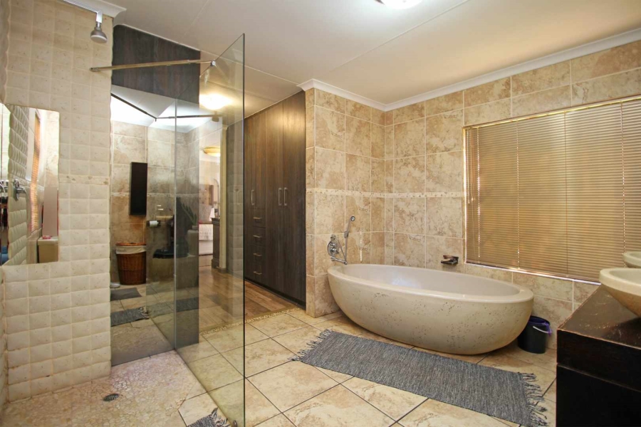5 Bedroom Property for Sale in Greenhills Gauteng