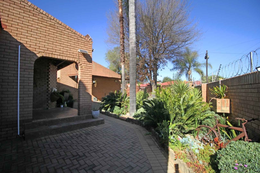 5 Bedroom Property for Sale in Greenhills Gauteng
