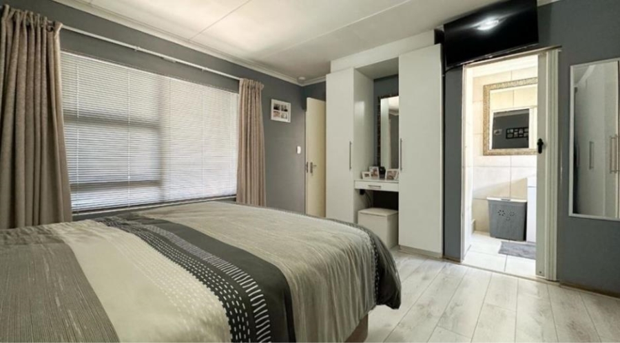4 Bedroom Property for Sale in Glen Marais Gauteng