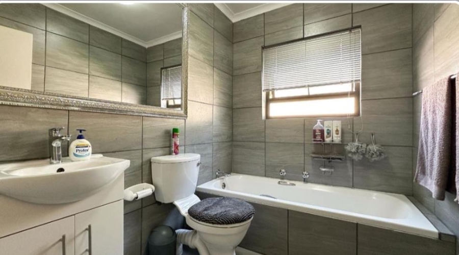 4 Bedroom Property for Sale in Glen Marais Gauteng