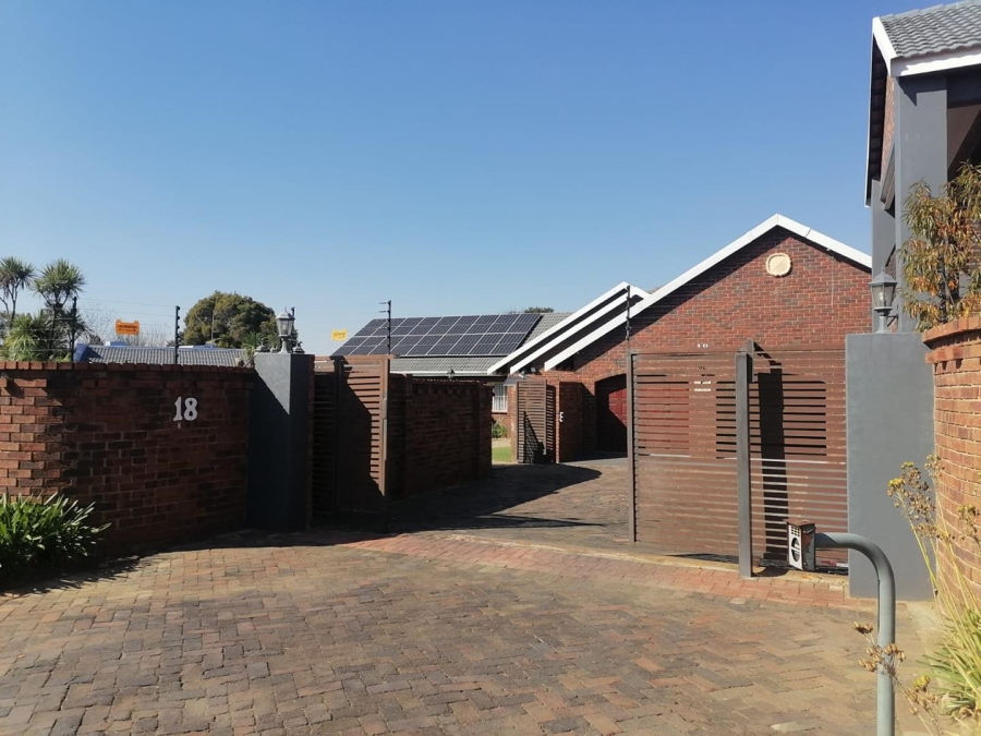 5 Bedroom Property for Sale in Van Riebeeck Park Gauteng