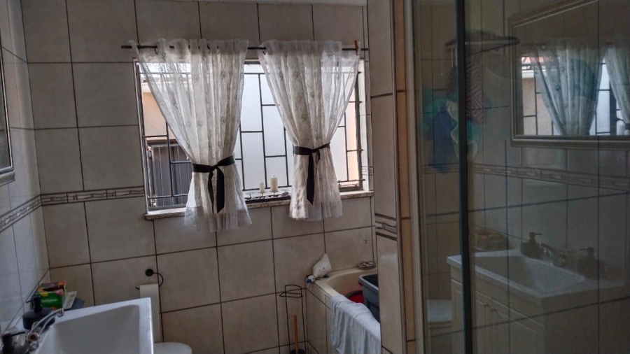 5 Bedroom Property for Sale in South Hills Gauteng