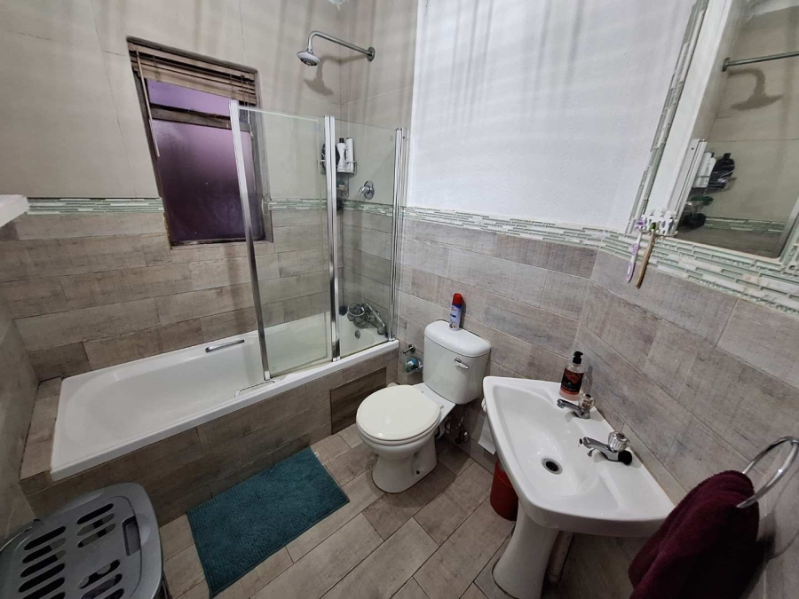 To Let 2 Bedroom Property for Rent in Bromhof Gauteng