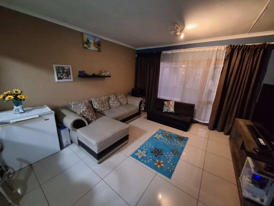 To Let 2 Bedroom Property for Rent in Bromhof Gauteng