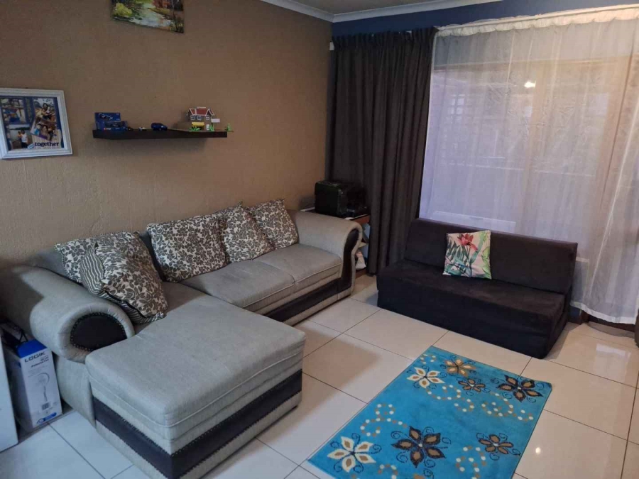 To Let 2 Bedroom Property for Rent in Bromhof Gauteng
