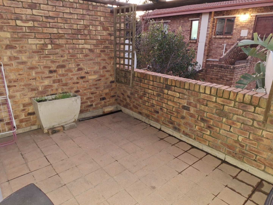 To Let 2 Bedroom Property for Rent in Bromhof Gauteng