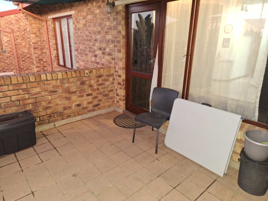 To Let 2 Bedroom Property for Rent in Bromhof Gauteng