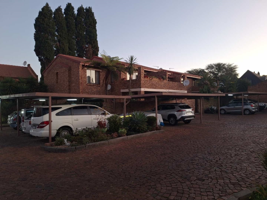 To Let 2 Bedroom Property for Rent in Bromhof Gauteng