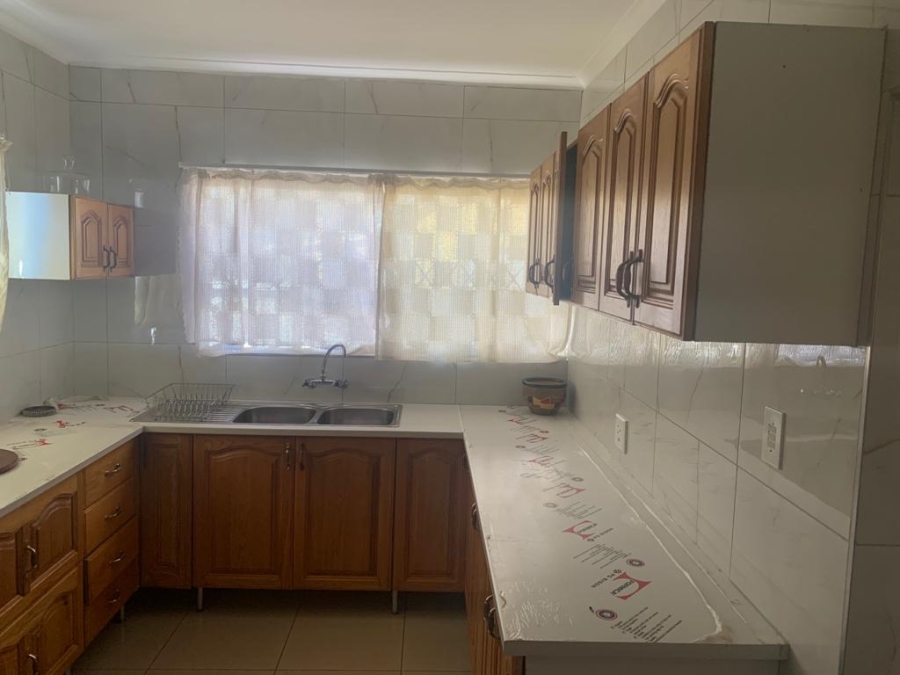 To Let 3 Bedroom Property for Rent in Rondebult Gauteng