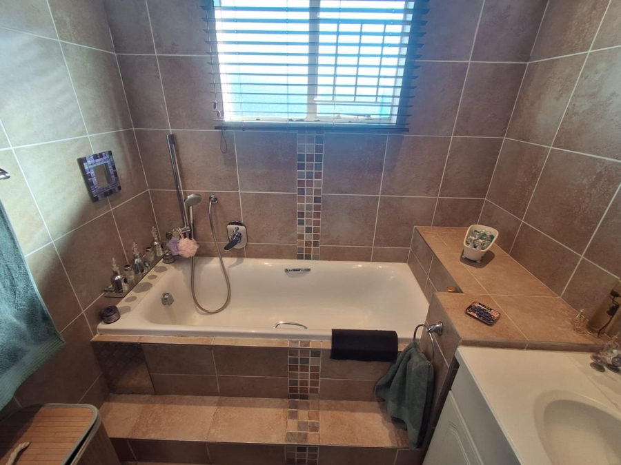 3 Bedroom Property for Sale in Brackenhurst Gauteng