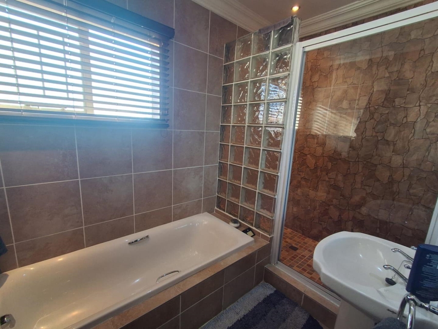 3 Bedroom Property for Sale in Brackenhurst Gauteng