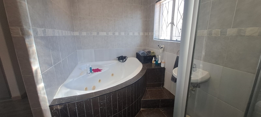 3 Bedroom Property for Sale in Brackendowns Gauteng
