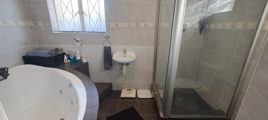 3 Bedroom Property for Sale in Brackendowns Gauteng