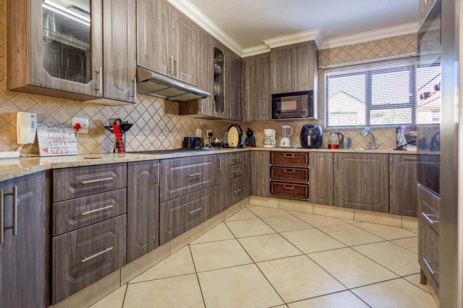 To Let 6 Bedroom Property for Rent in The Wilds Gauteng