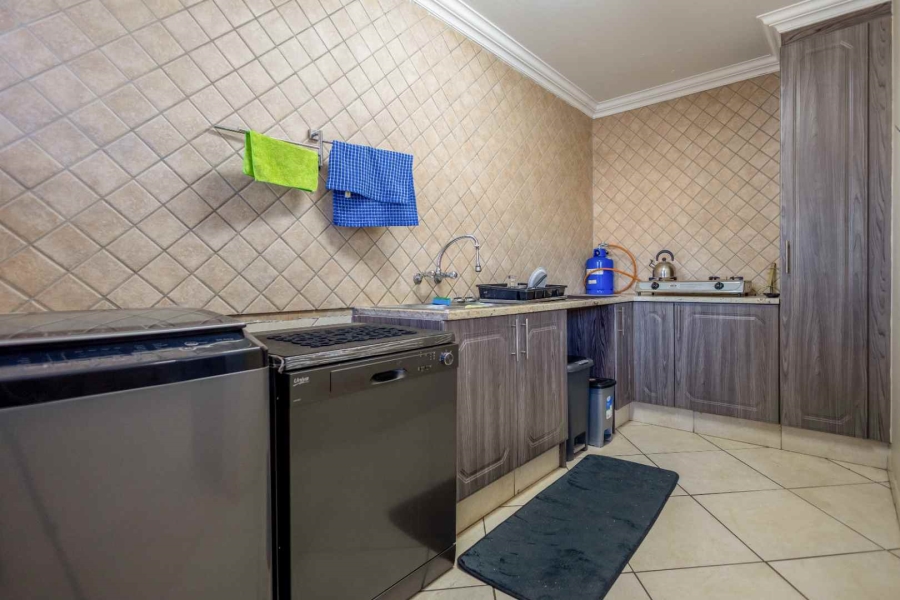 To Let 6 Bedroom Property for Rent in The Wilds Gauteng