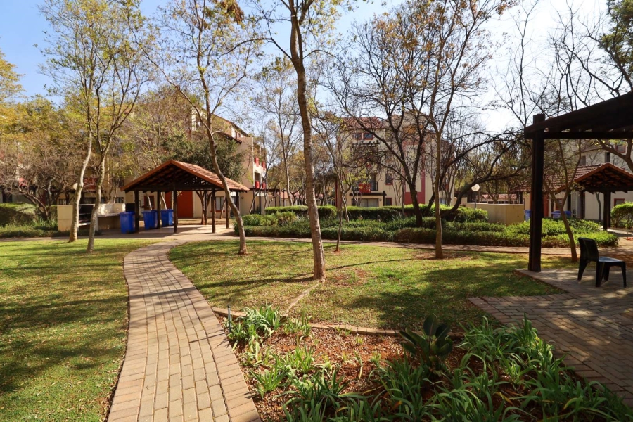1 Bedroom Property for Sale in Oukraal Estate Gauteng
