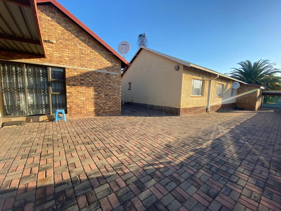 4 Bedroom Property for Sale in Birchleigh North Gauteng