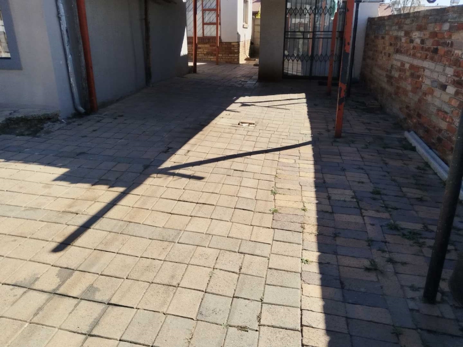6 Bedroom Property for Sale in Olievenhoutbosch A H Gauteng