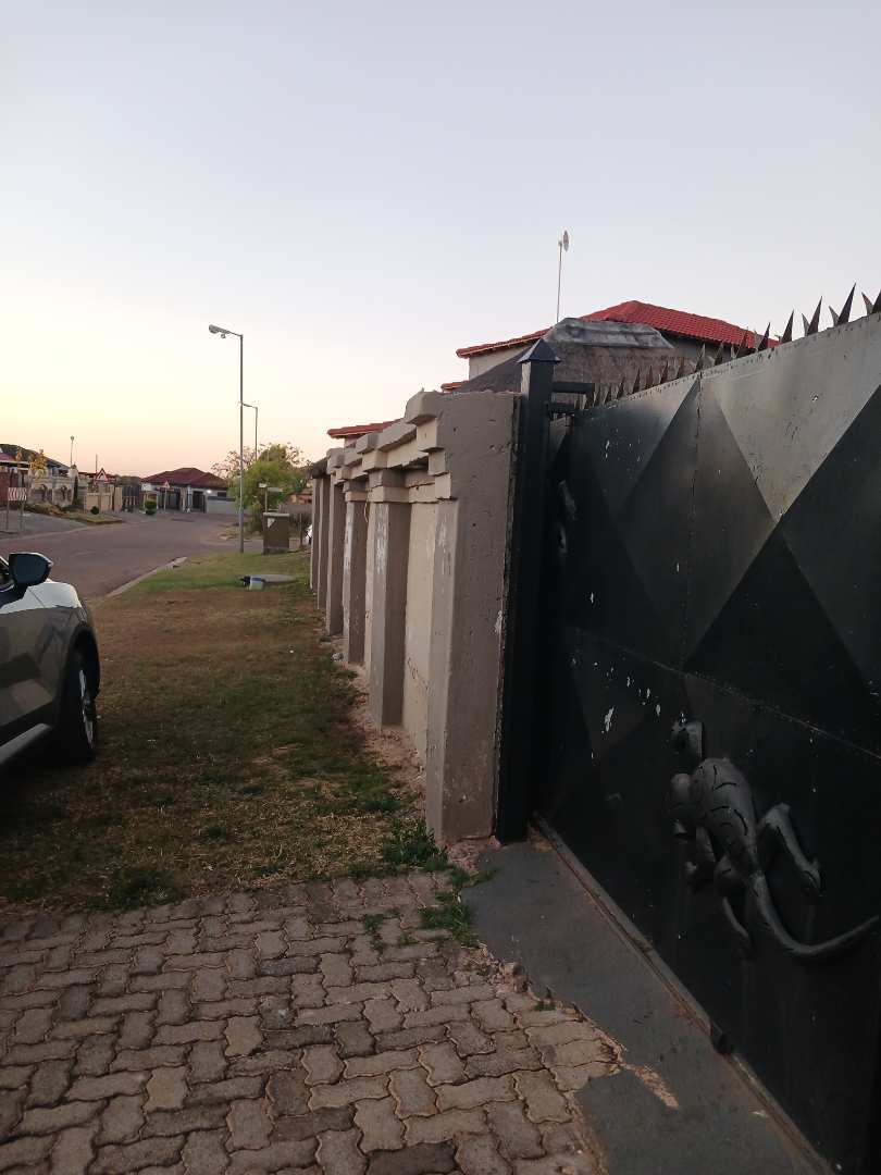 3 Bedroom Property for Sale in Nkwe Estate Gauteng
