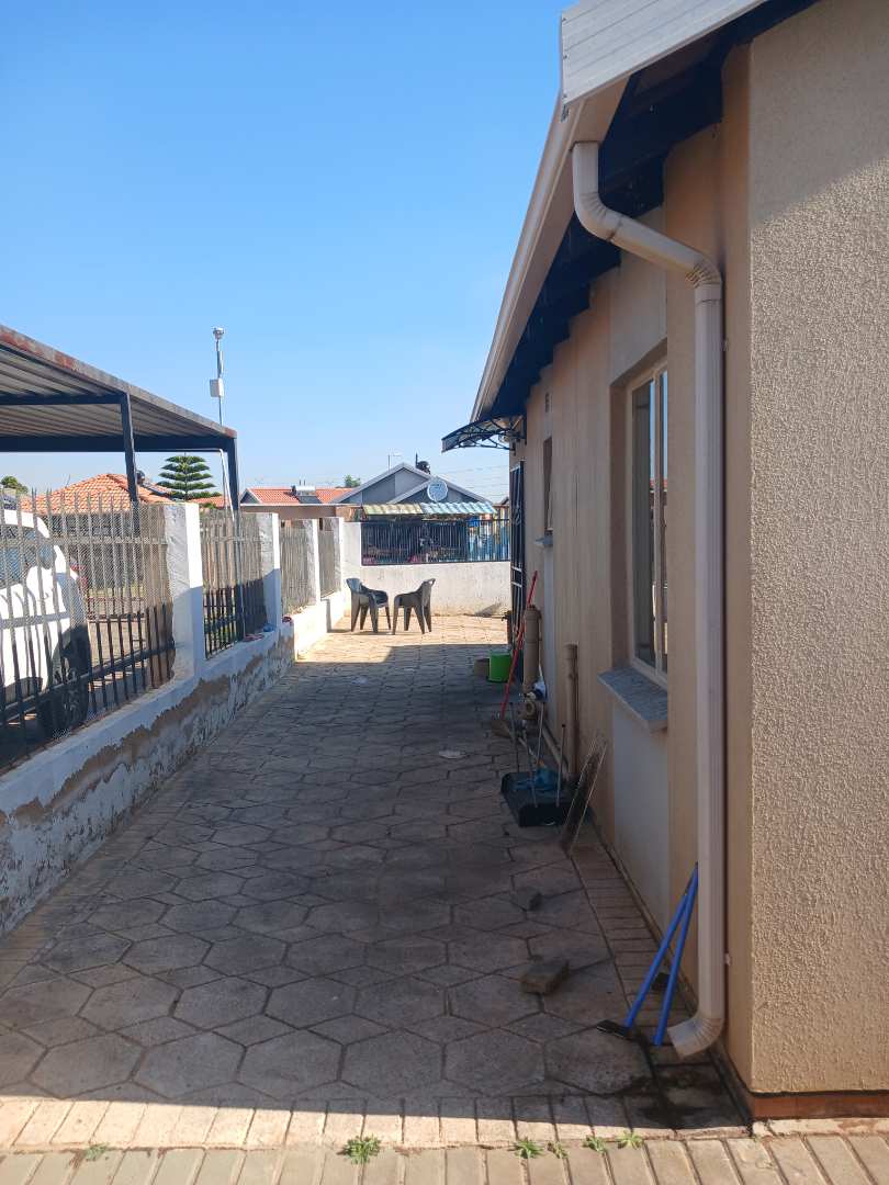 To Let 3 Bedroom Property for Rent in Rosslyn Gauteng