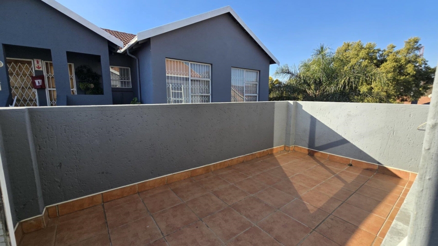 To Let 2 Bedroom Property for Rent in New Redruth Gauteng