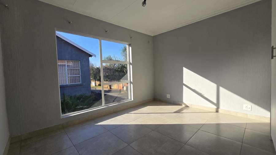 To Let 2 Bedroom Property for Rent in New Redruth Gauteng