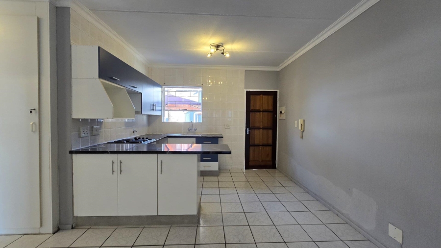 To Let 2 Bedroom Property for Rent in New Redruth Gauteng