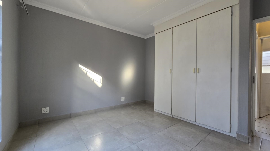 To Let 2 Bedroom Property for Rent in New Redruth Gauteng