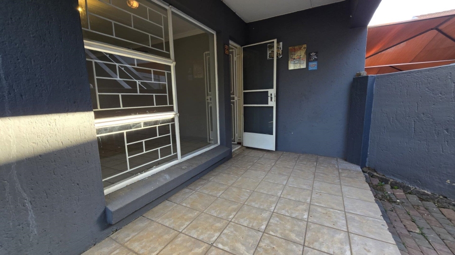 To Let 2 Bedroom Property for Rent in New Redruth Gauteng