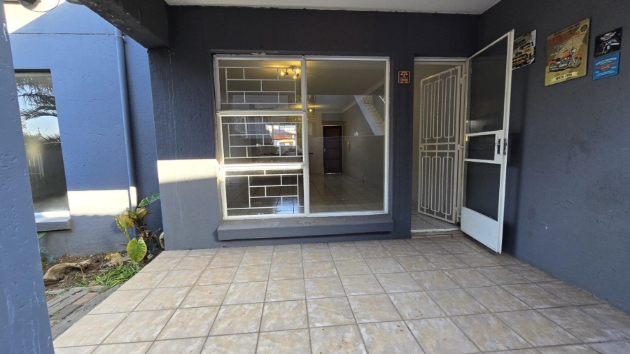 To Let 2 Bedroom Property for Rent in New Redruth Gauteng