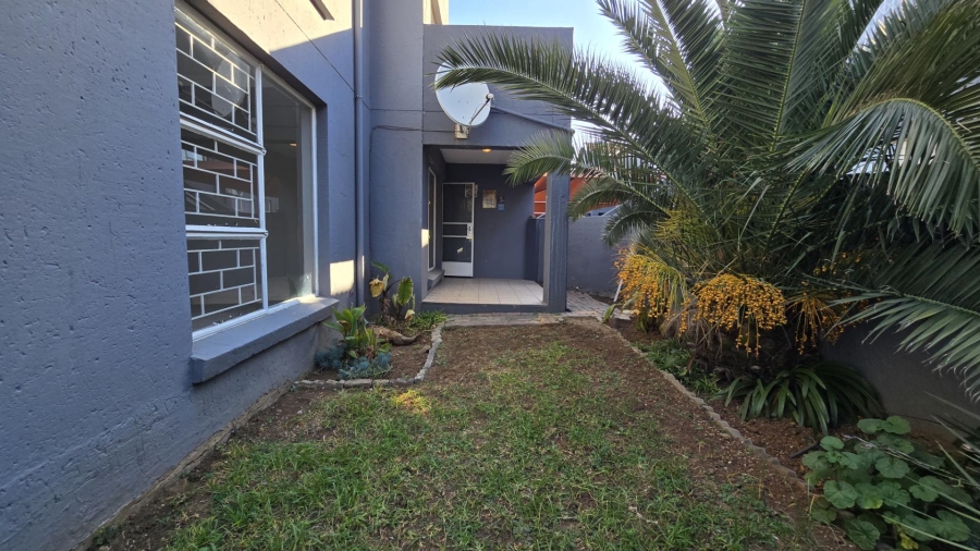 To Let 2 Bedroom Property for Rent in New Redruth Gauteng