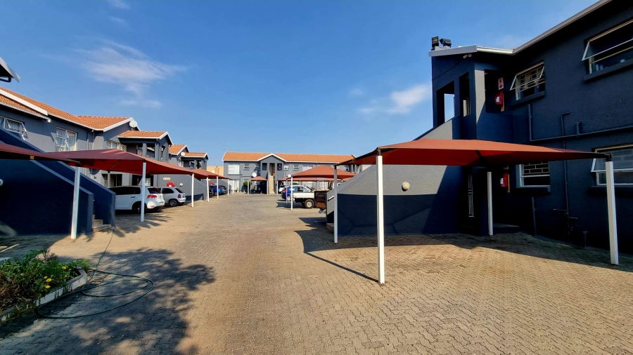 To Let 2 Bedroom Property for Rent in New Redruth Gauteng