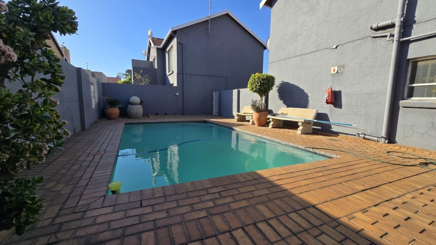 To Let 2 Bedroom Property for Rent in New Redruth Gauteng