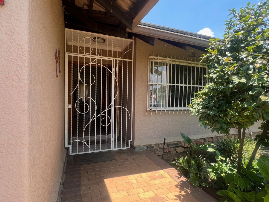 5 Bedroom Property for Sale in Alberante Gauteng