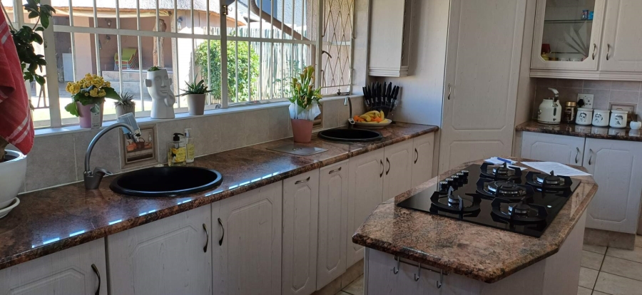 5 Bedroom Property for Sale in Alberante Gauteng
