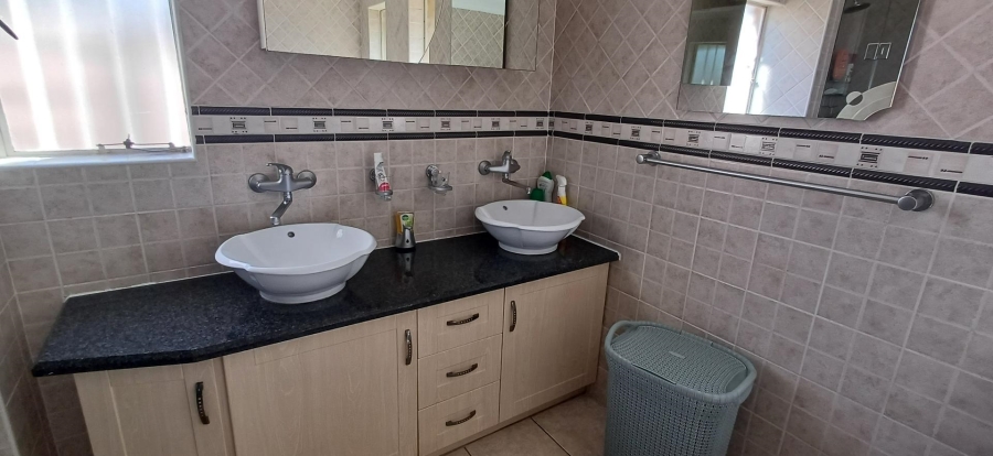 5 Bedroom Property for Sale in Alberante Gauteng