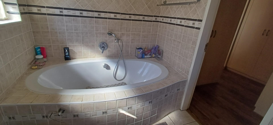 5 Bedroom Property for Sale in Alberante Gauteng