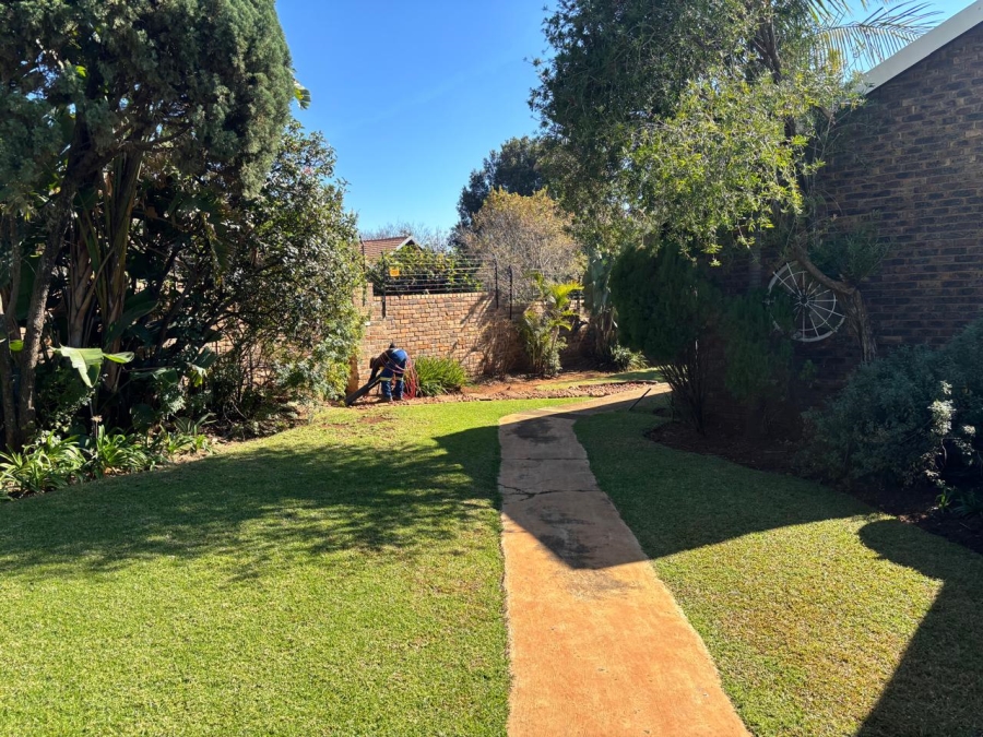 5 Bedroom Property for Sale in Garsfontein Gauteng