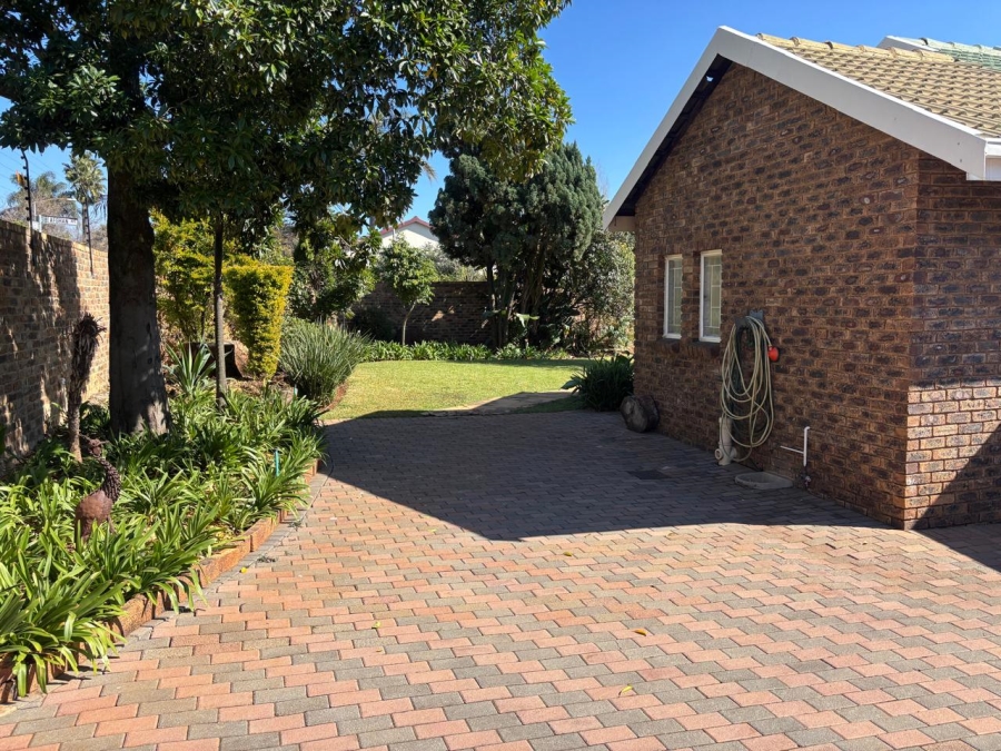 5 Bedroom Property for Sale in Garsfontein Gauteng